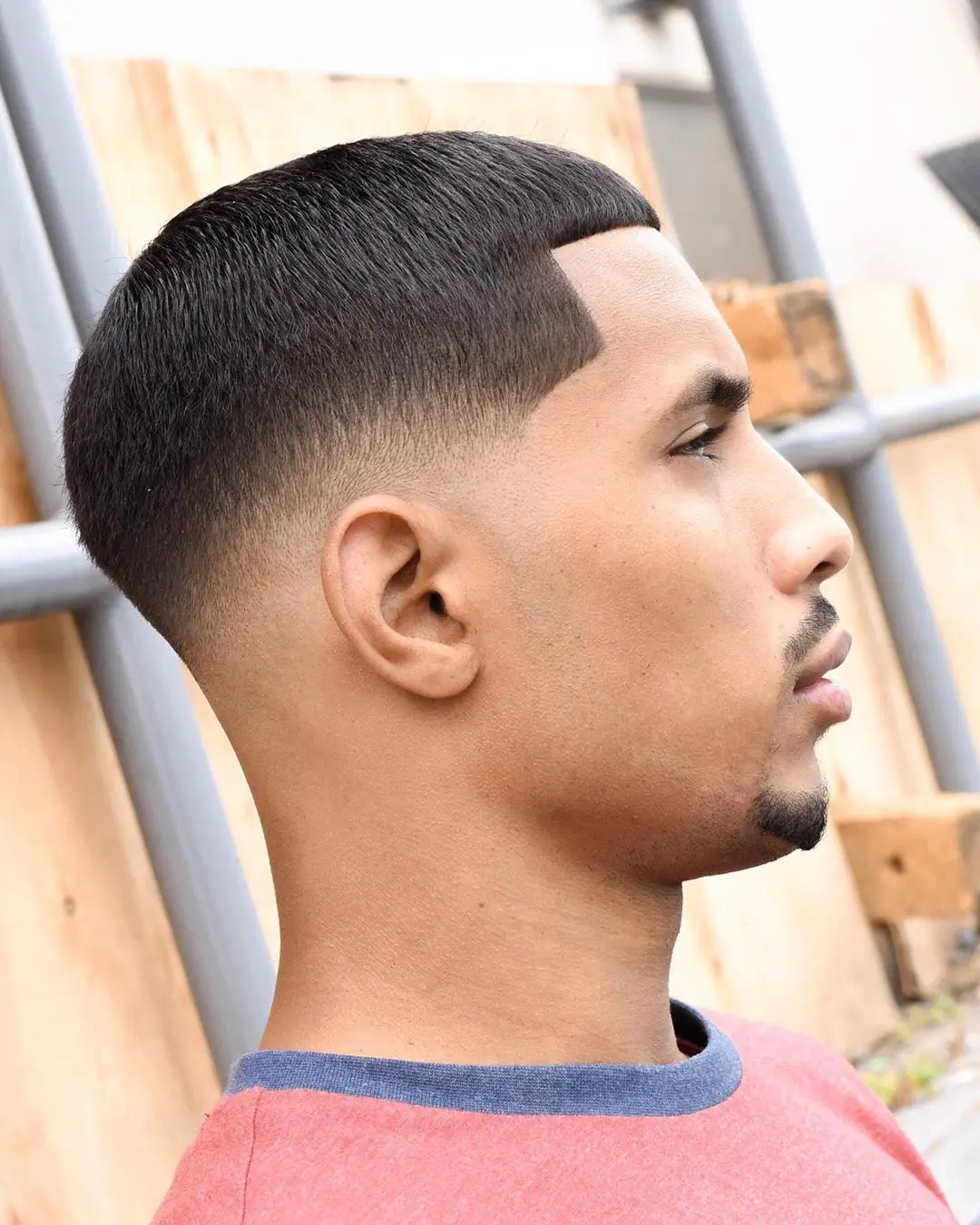 Low Fade em V: Degradê, Liso, Baixo – Quarto Sete