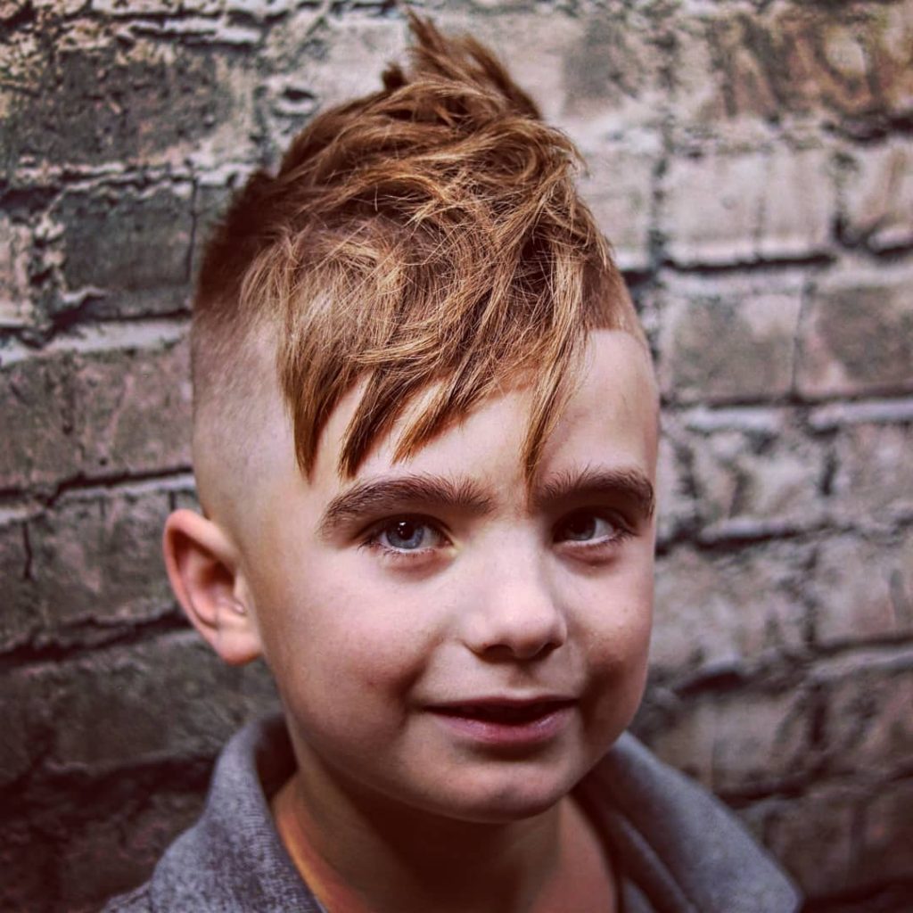 Stylowa fryzura dla chłopca z teksturowanym podcięciem