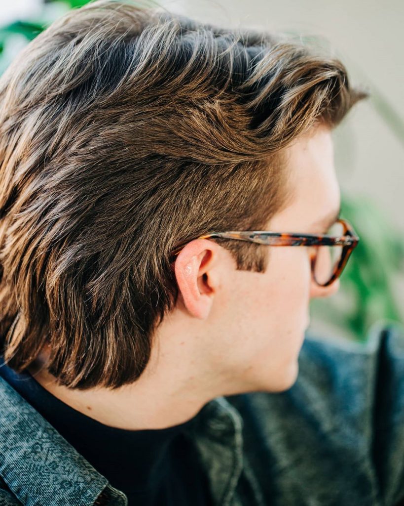 haircuts for middle part men